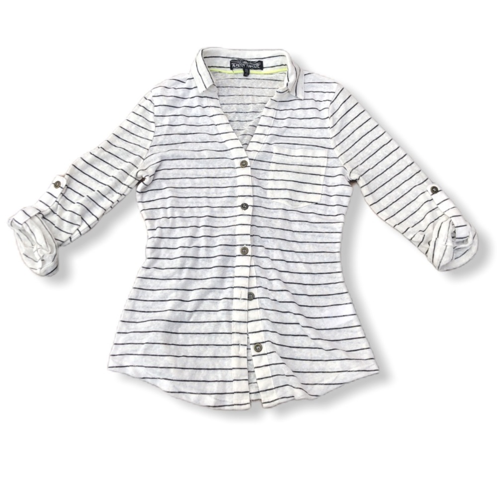 4/$25  Almost Famous button up Sz Extra Small